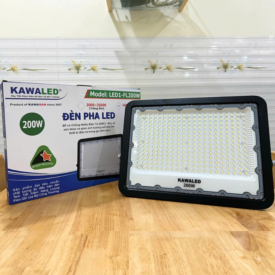 Đèn pha LED ngoài trời KAWALED 200W và hộp sản phẩm