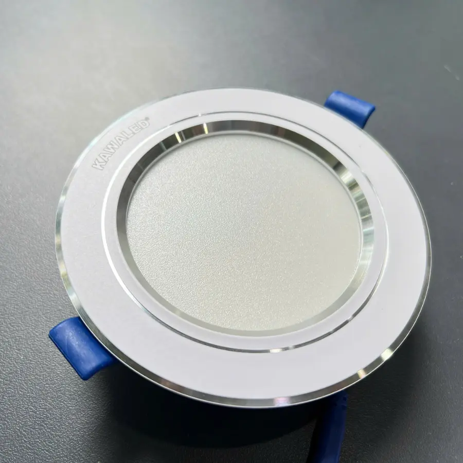Cận cảnh mặt đèn led âm trần DLA90 7W viền bạc