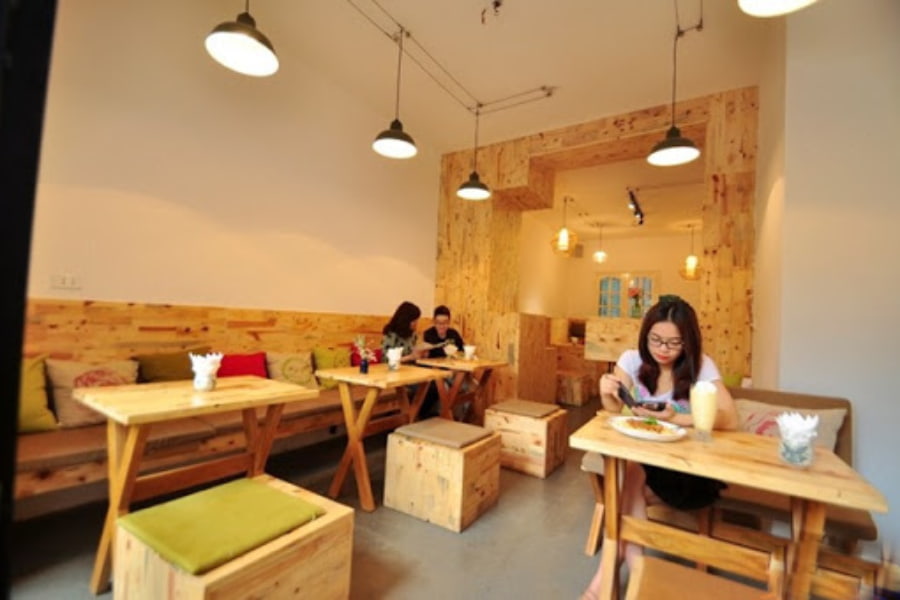 Đèn LED đĩa bay UFO chiếu sáng không gian quán cafe gỗ ấm cúng