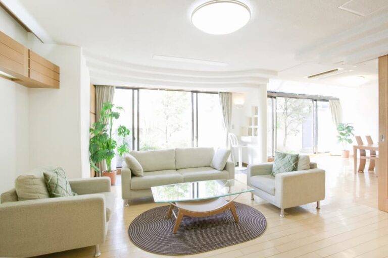 Đèn LED ốp trần nổi tròn lắp đặt tại phòng khách
