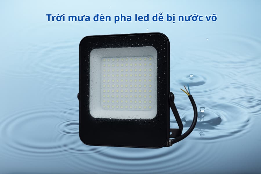 Đèn pha LED giữa trời mưa dễ bị vào nước