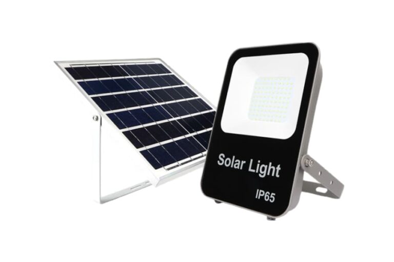 Bộ đèn pha năng lượng mặt trời gồm tấm pin và đèn LED tiêu chuẩn IP65