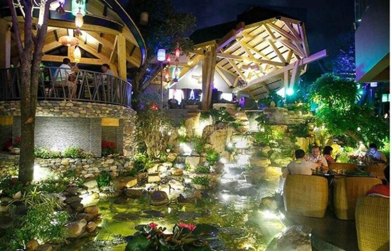 Đèn pha led đổi màu phù hợp trang trí cảnh quan sân vườn, các dịp lễ tết