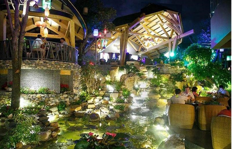 Đèn pha led đổi màu phù hợp trang trí cảnh quan sân vườn, các dịp lễ tết