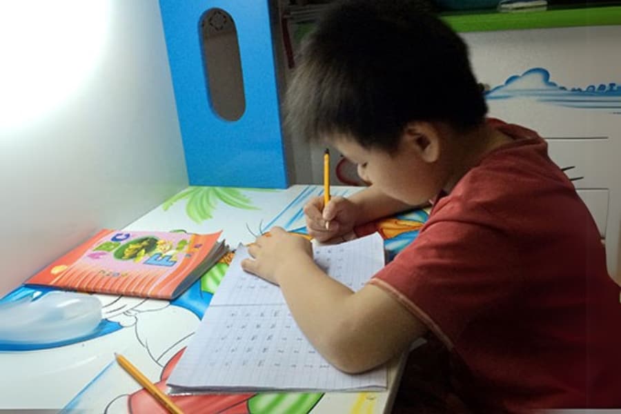 Sử dụng đèn ánh sáng phù hợp giúp giảm nguy cơ cận thị
