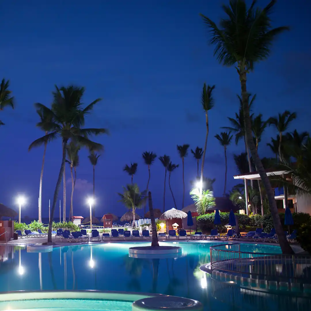 Đèn đường LED cảm ứng chiếu sáng resort ven biển