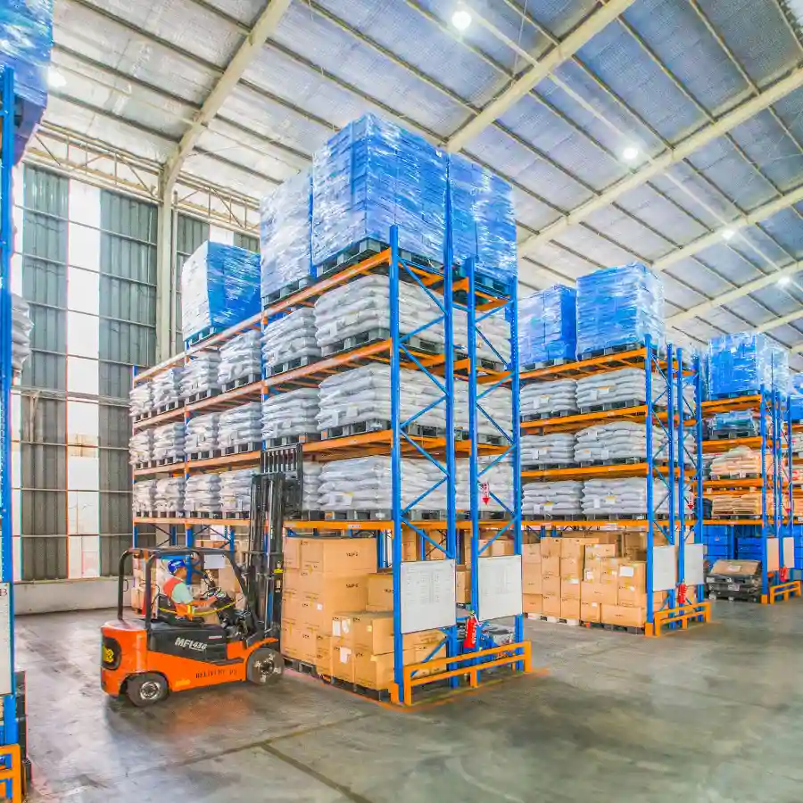 Đèn LED chiếu sáng trần cao trong kho hàng với ánh sáng mạnh và đều