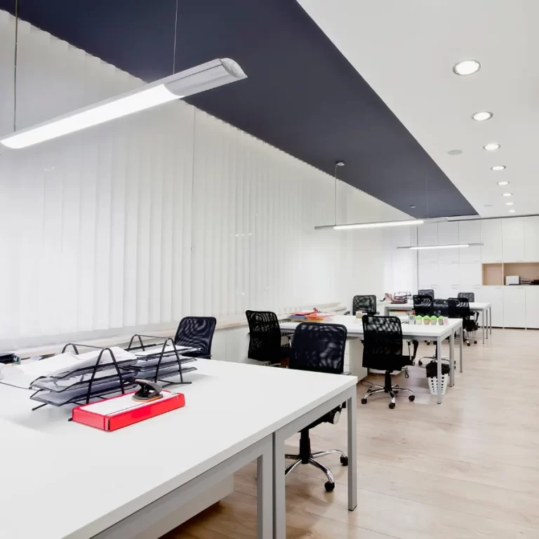 Đèn LED tuýp chiếu sáng văn phòng với ánh sáng dịu nhẹ