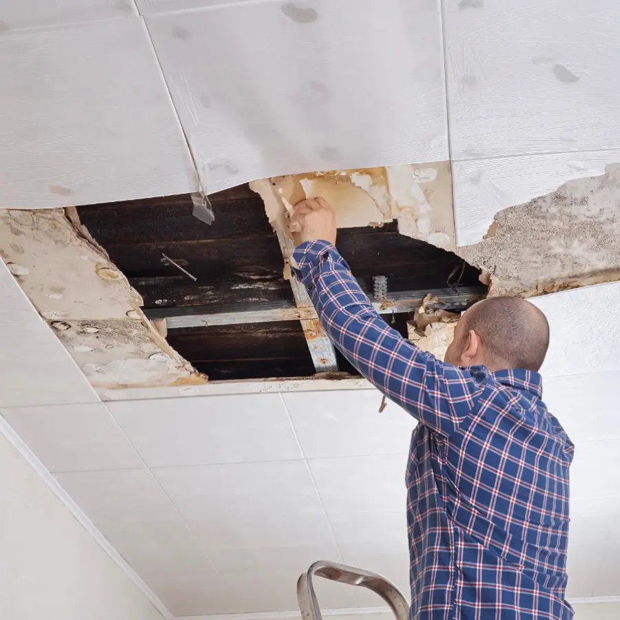 Trần panel bị rách do đèn âm trần quá nặng