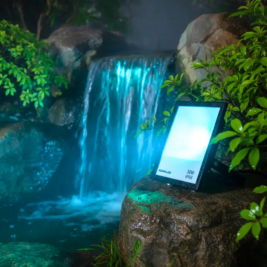 Đèn pha đổi màu FL-RGB2 IP66 đặt cạnh thác nước ngoài trời.