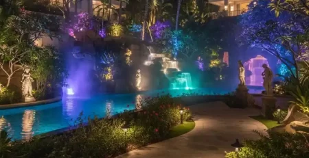 Tiểu cảnh resort được chiếu sáng bằng đèn pha FL-RGB2 tạo chiều sâu ánh sáng nghệ thuật.