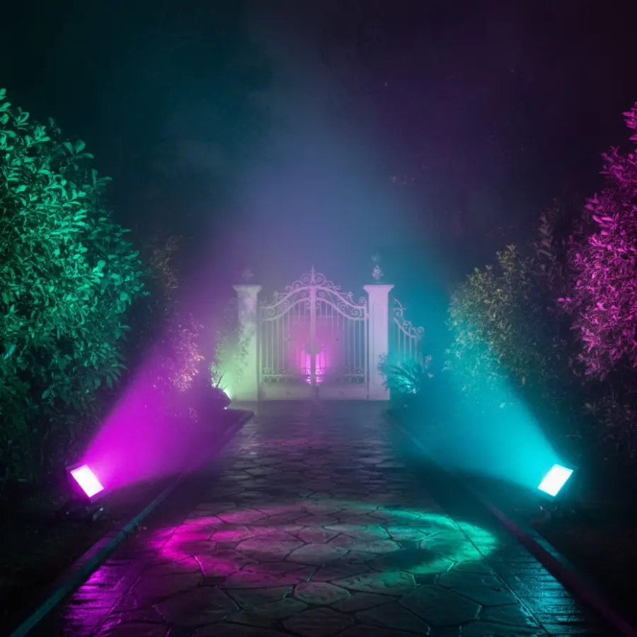 Lối đi sân vườn được chiếu sáng bằng đèn RGB công suất thấp nhưng hiệu quả cao.