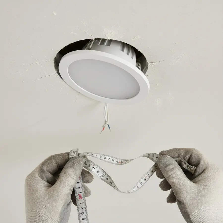 Đèn âm trần không vừa lỗ khoét gây hở trần