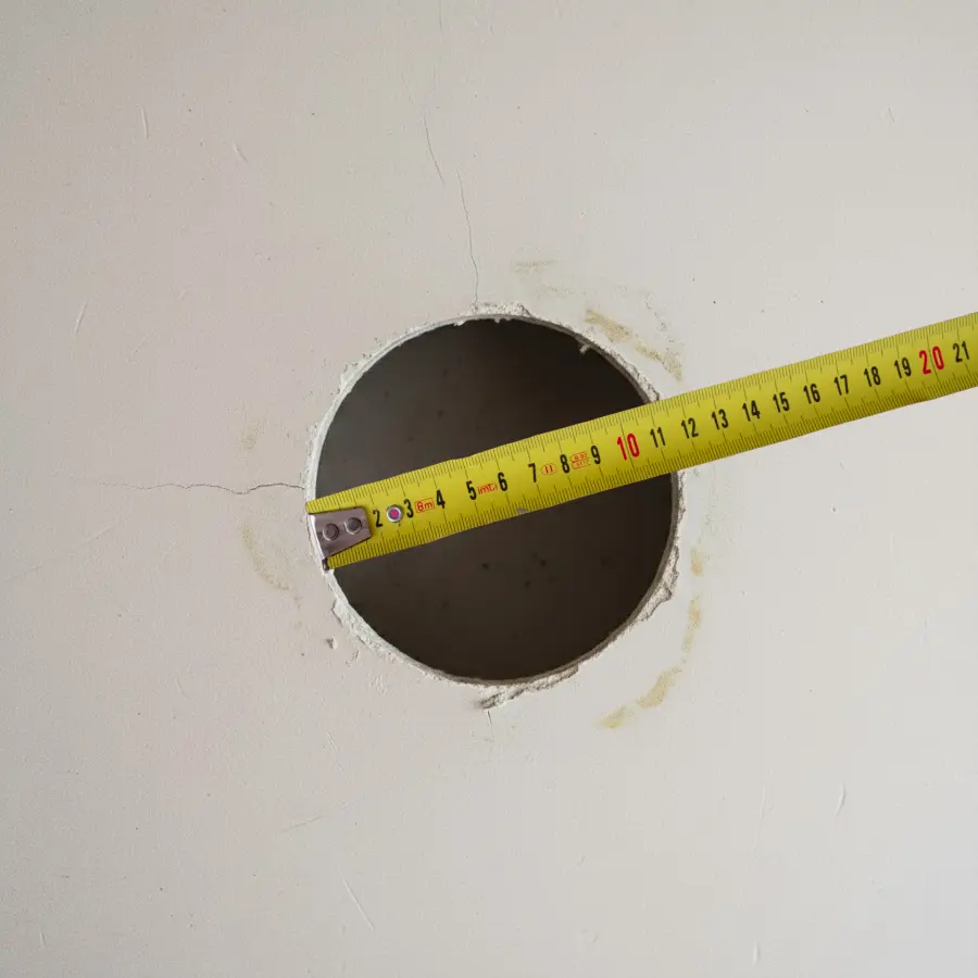 Đo lỗ khoét đèn âm trần trước khi mua đèn mới