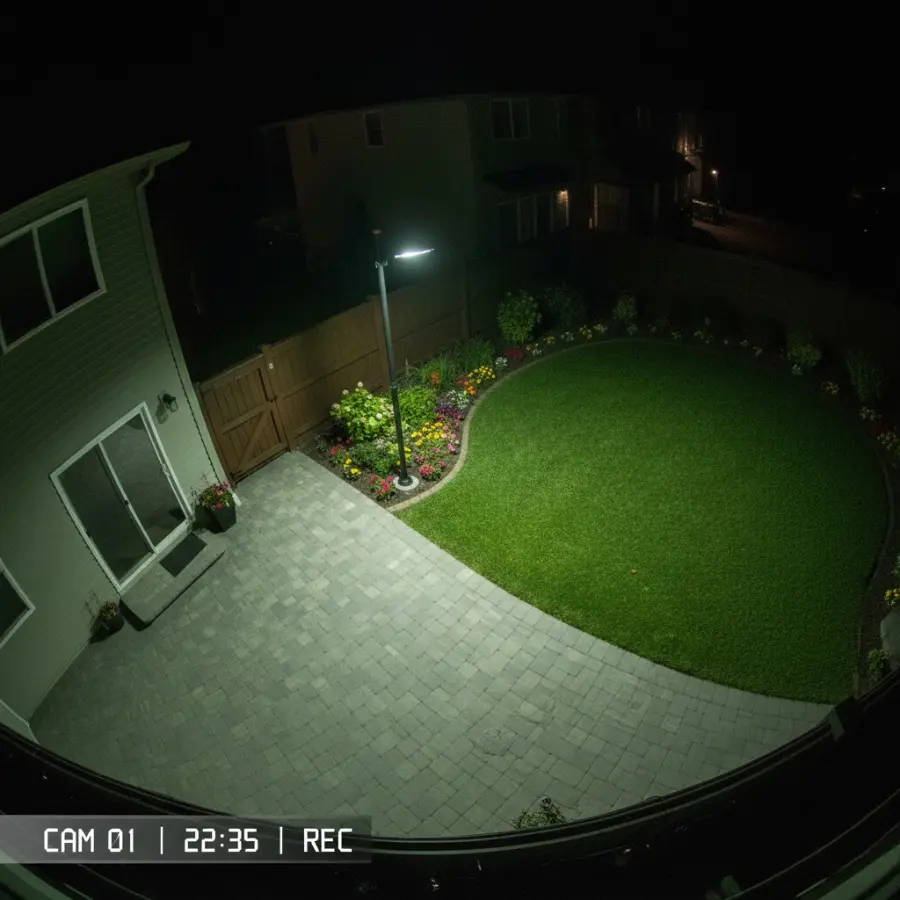 Đèn LED sân vườn hỗ trợ camera an ninh quan sát ban đêm rõ nét