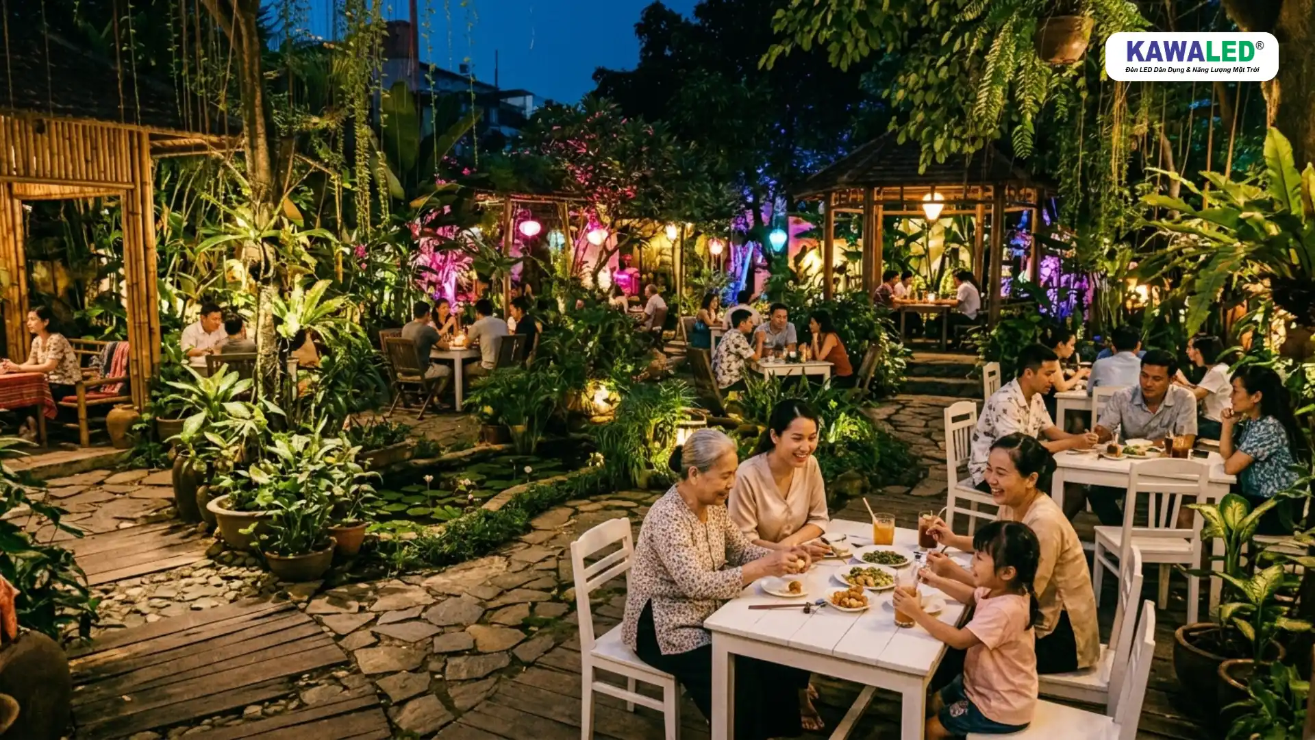 decor cafe sân vườn với ánh sáng ấm và đèn trang trí ngoài trời