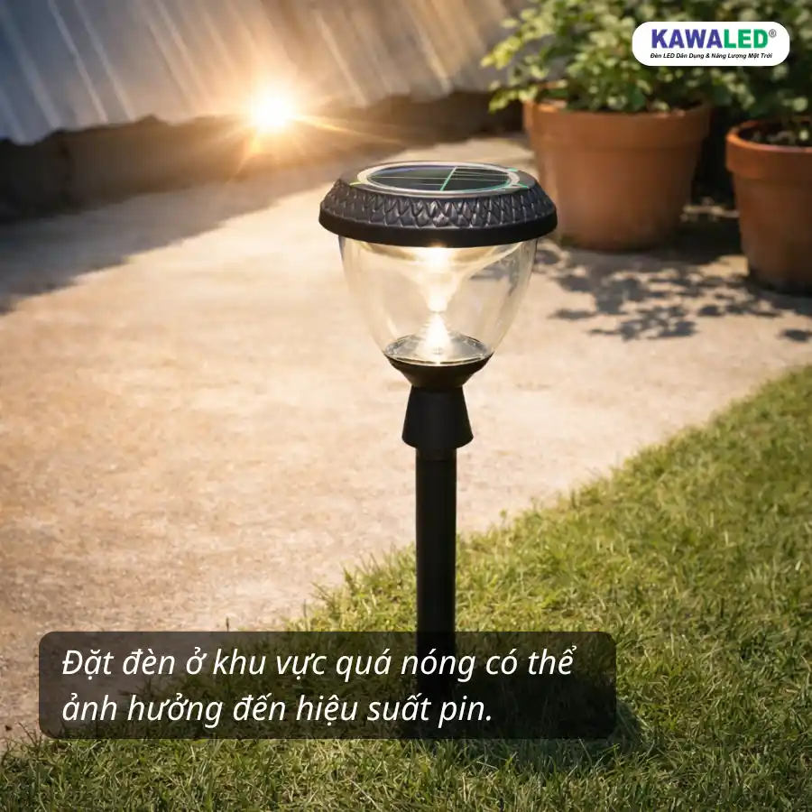 Đèn cắm cỏ năng lượng mặt trời đặt trên nền bê tông nóng