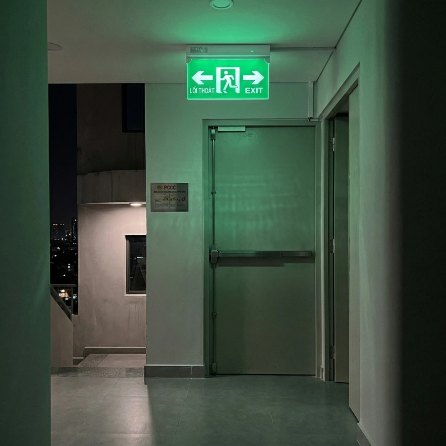 đèn exit e506-2b2 sáng khi mất điện ban đêm