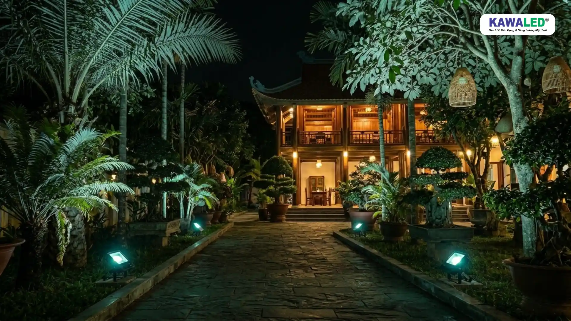 đèn chiếu hắt gốc cây trong trang trí sân vườn tạo chiều sâu ban đêm