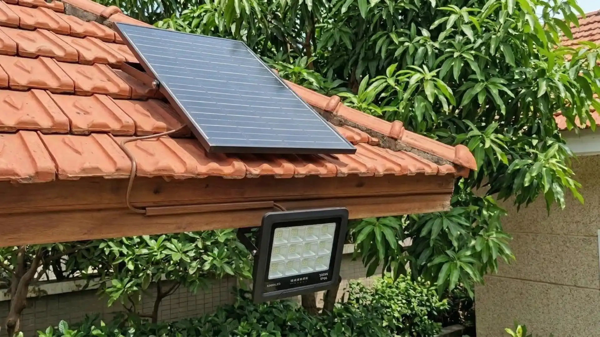 đèn năng lượng mặt trời tấm pin rời SL2 300W lắp trên mái nhà