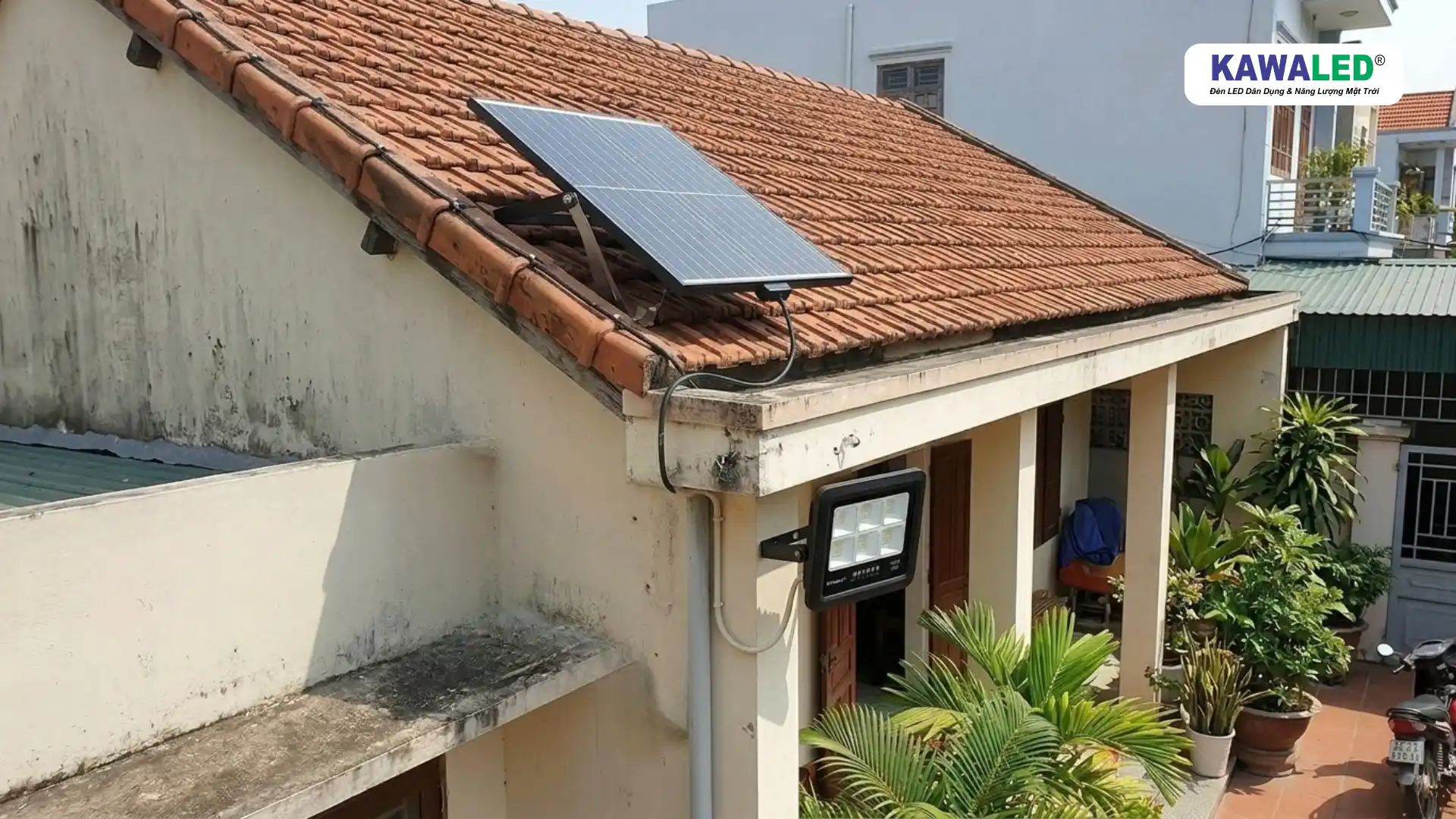 đèn năng lượng mặt trời tấm pin rời lắp trên mái nhà và dưới mái hiên