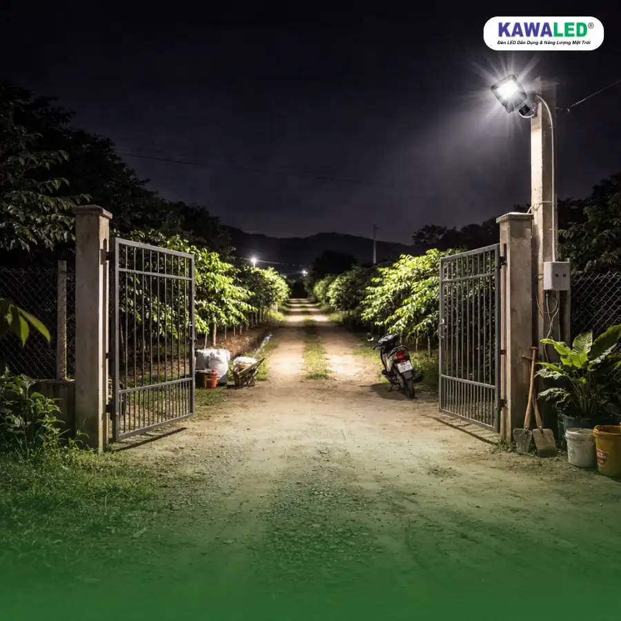 đèn pha cảm ứng chiếu sáng cổng vườn và lối đi ban đêm