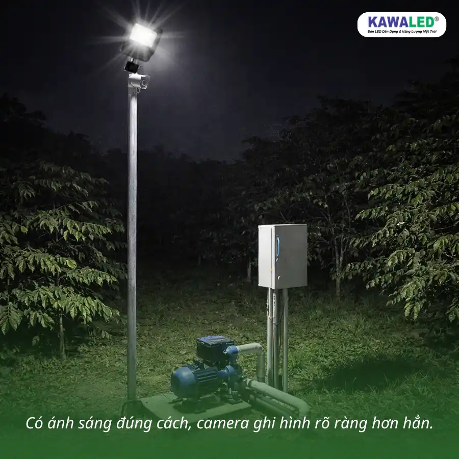 đèn pha cảm ứng vi sóng chiếu sáng khu máy bơm giúp camera ghi hình rõ