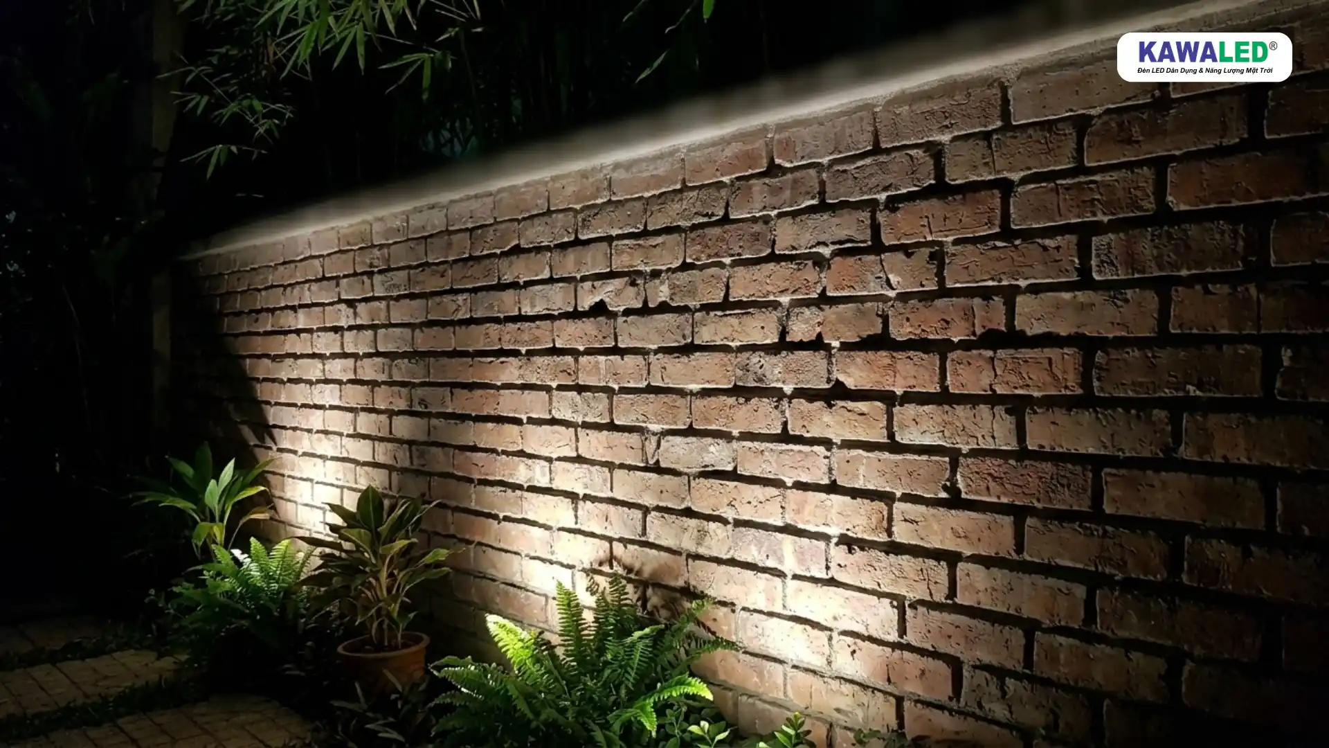 đèn trang trí sân vườn chiếu tường tạo hiệu ứng vân gạch đẹp