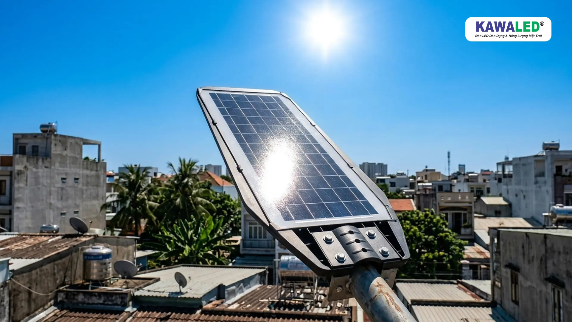 tấm pin đèn năng lượng mặt trời hấp thụ ánh nắng ban ngày