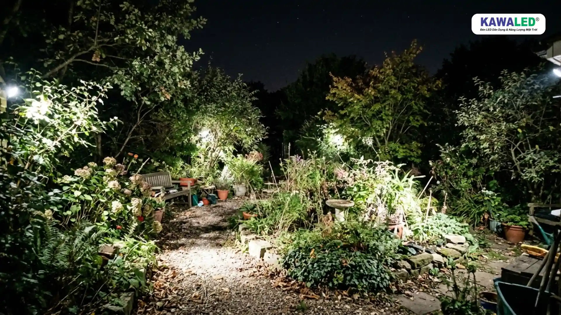 trang trí sân vườn với ánh sáng quá mạnh gây chói và mất điểm nhấn