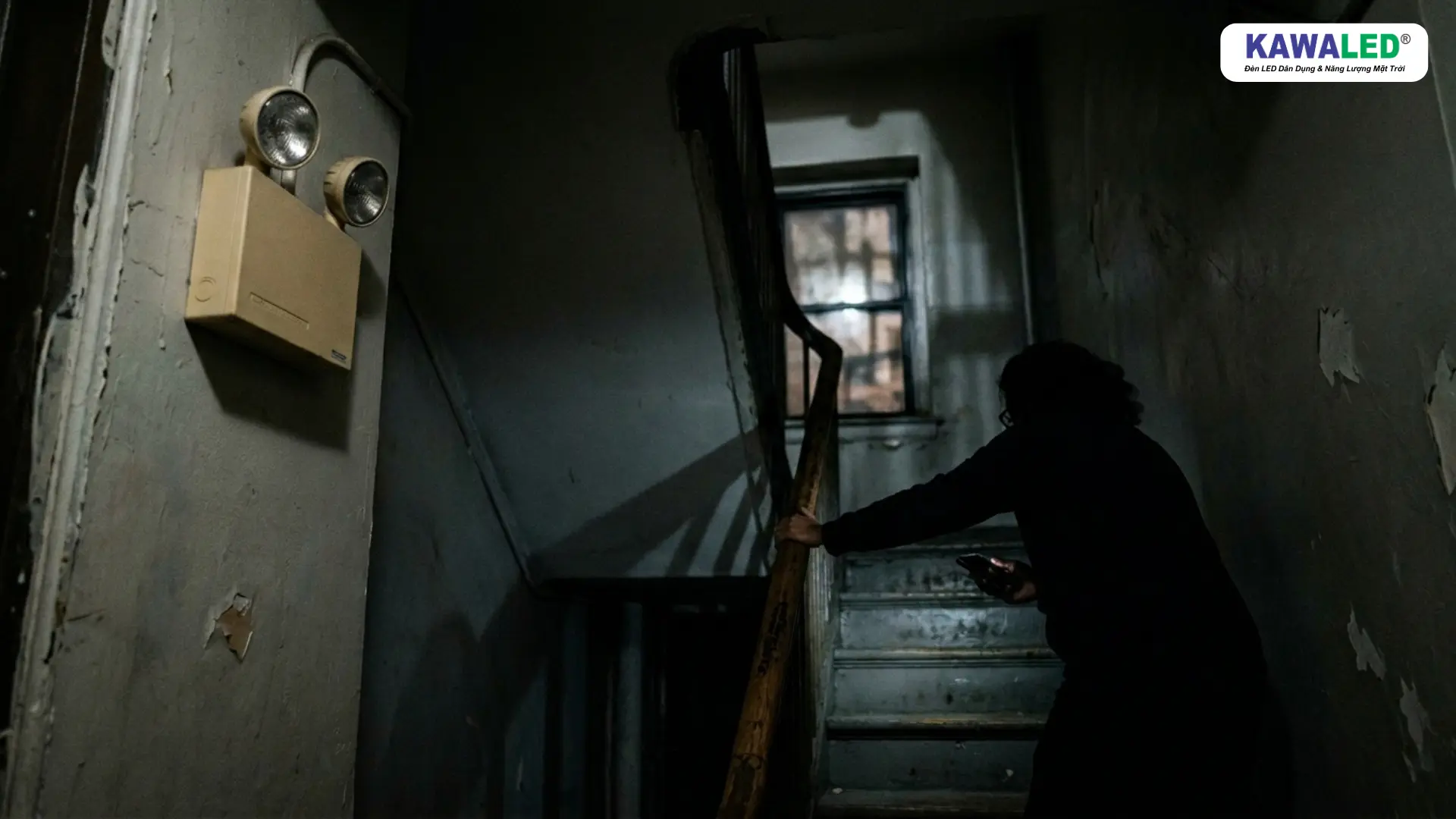 cầu thang tối không có đèn khẩn cấp rất nguy hiểm