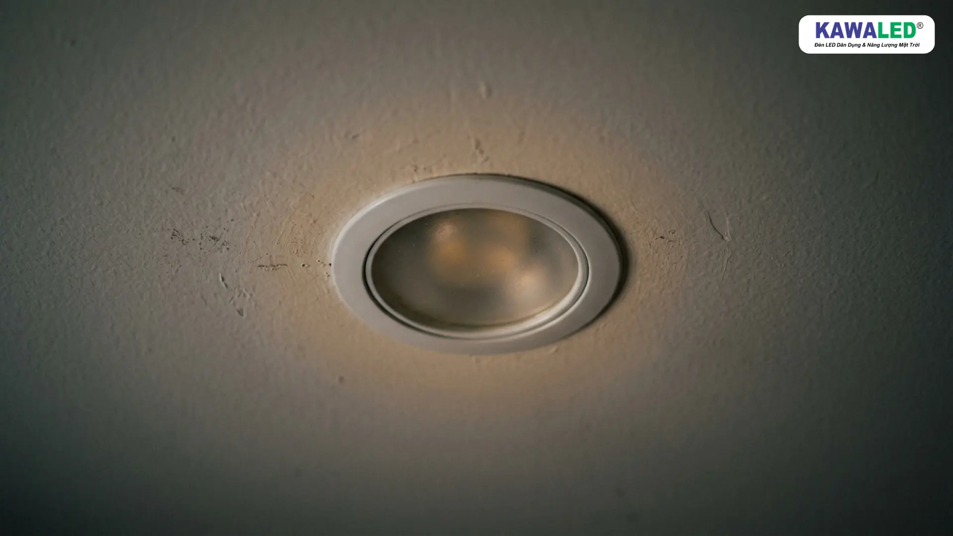 đèn âm trần ánh sáng yếu do tản nhiệt kém