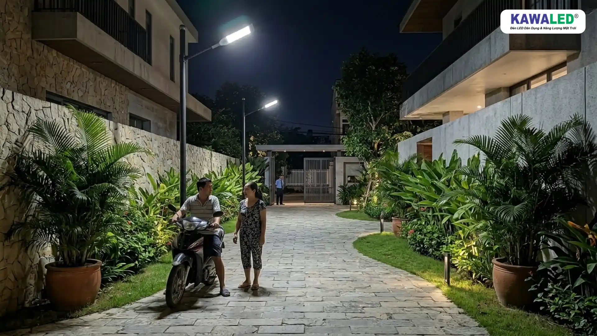 đèn cảm biến ngoài trời chiếu sáng sân nhà ban đêm