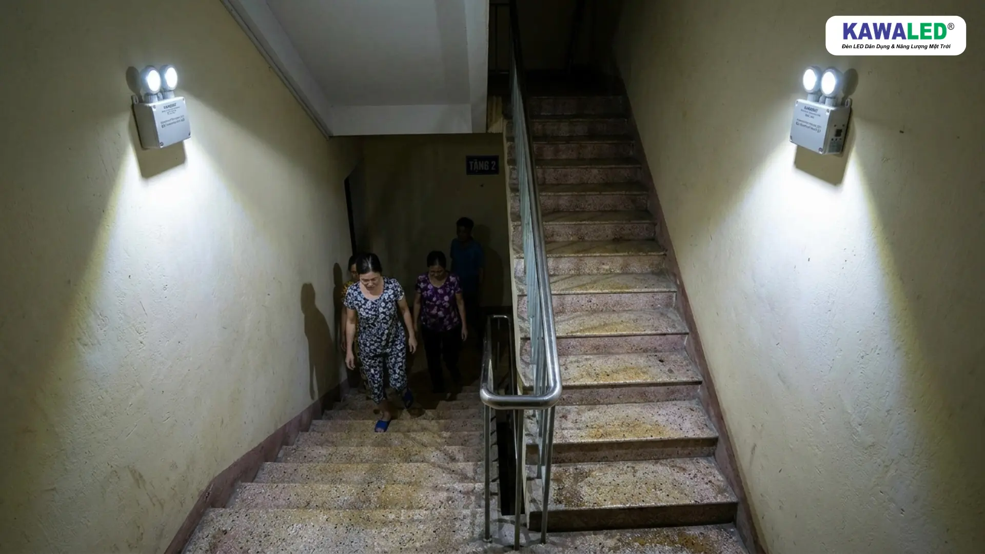 đèn chiếu sáng khẩn cấp lắp tại cầu thang và hành lang