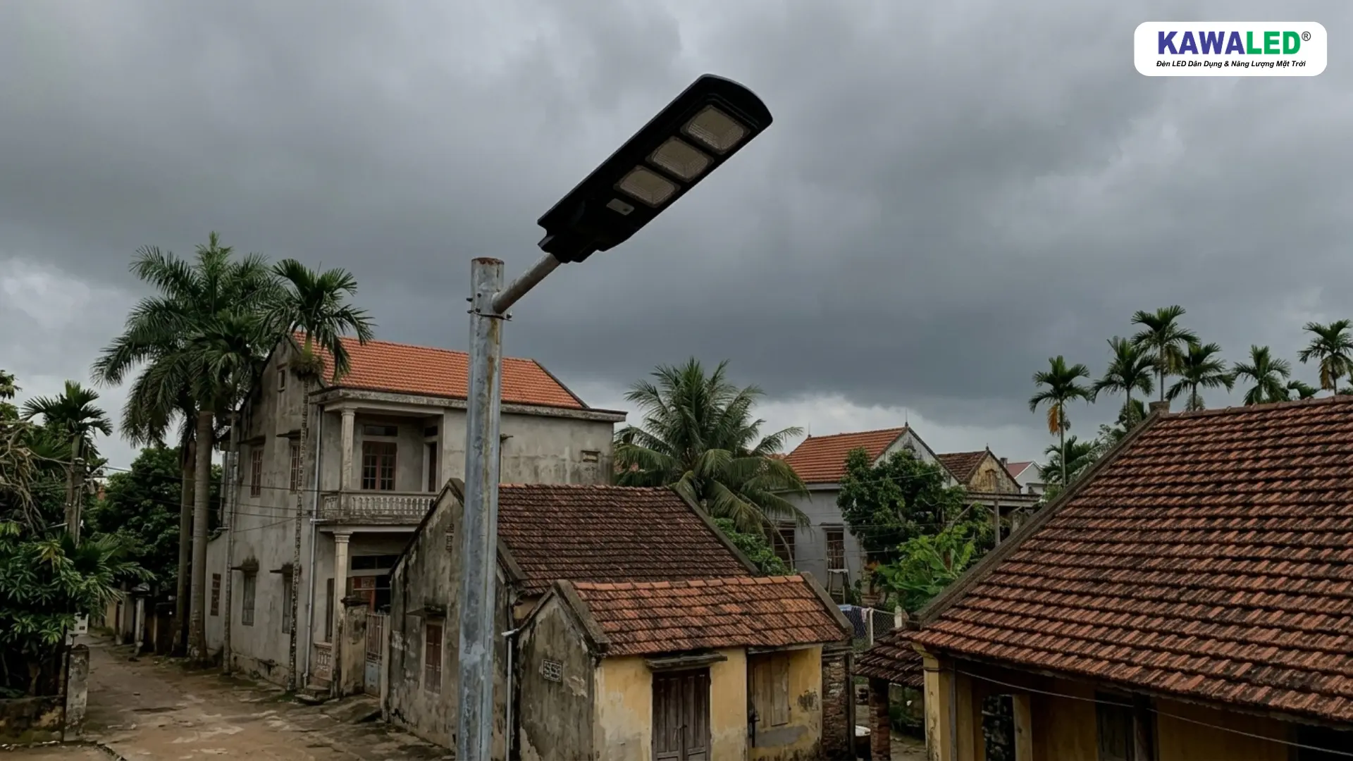 đèn đường năng lượng mặt trời hoạt động trong điều kiện trời nhiều mây
