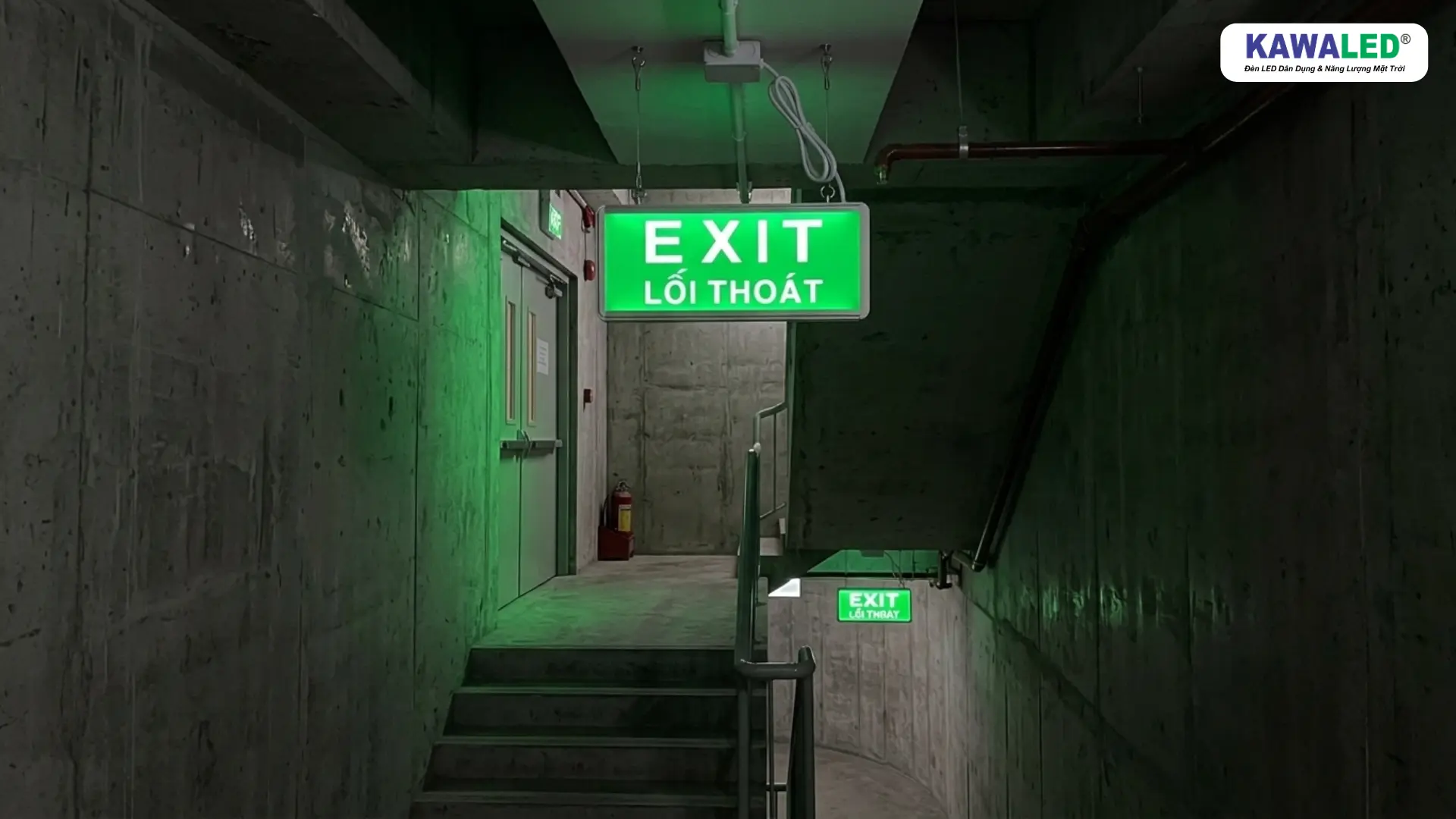 đèn exit lắp tại cầu thang thoát hiểm tầng hầm