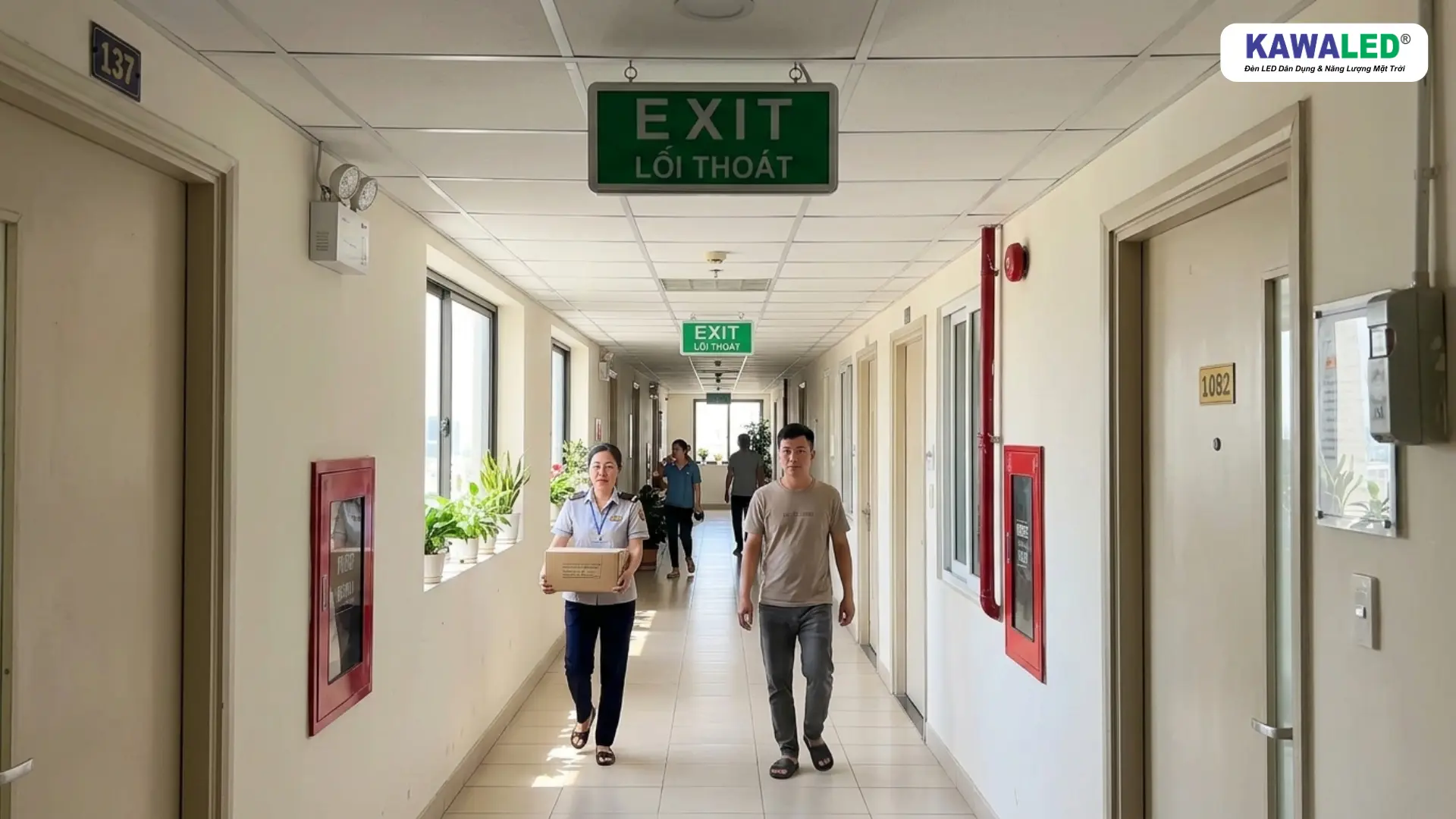 đèn exit lối thoát hiểm trong hành lang có người di chuyển