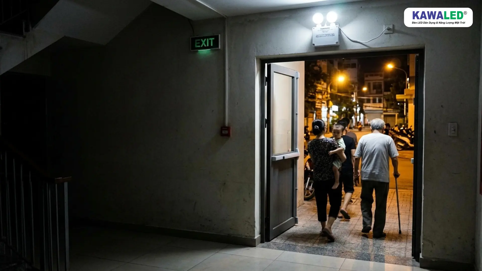 đèn chiếu sáng khẩn cấp tại cửa thoát hiểm exit