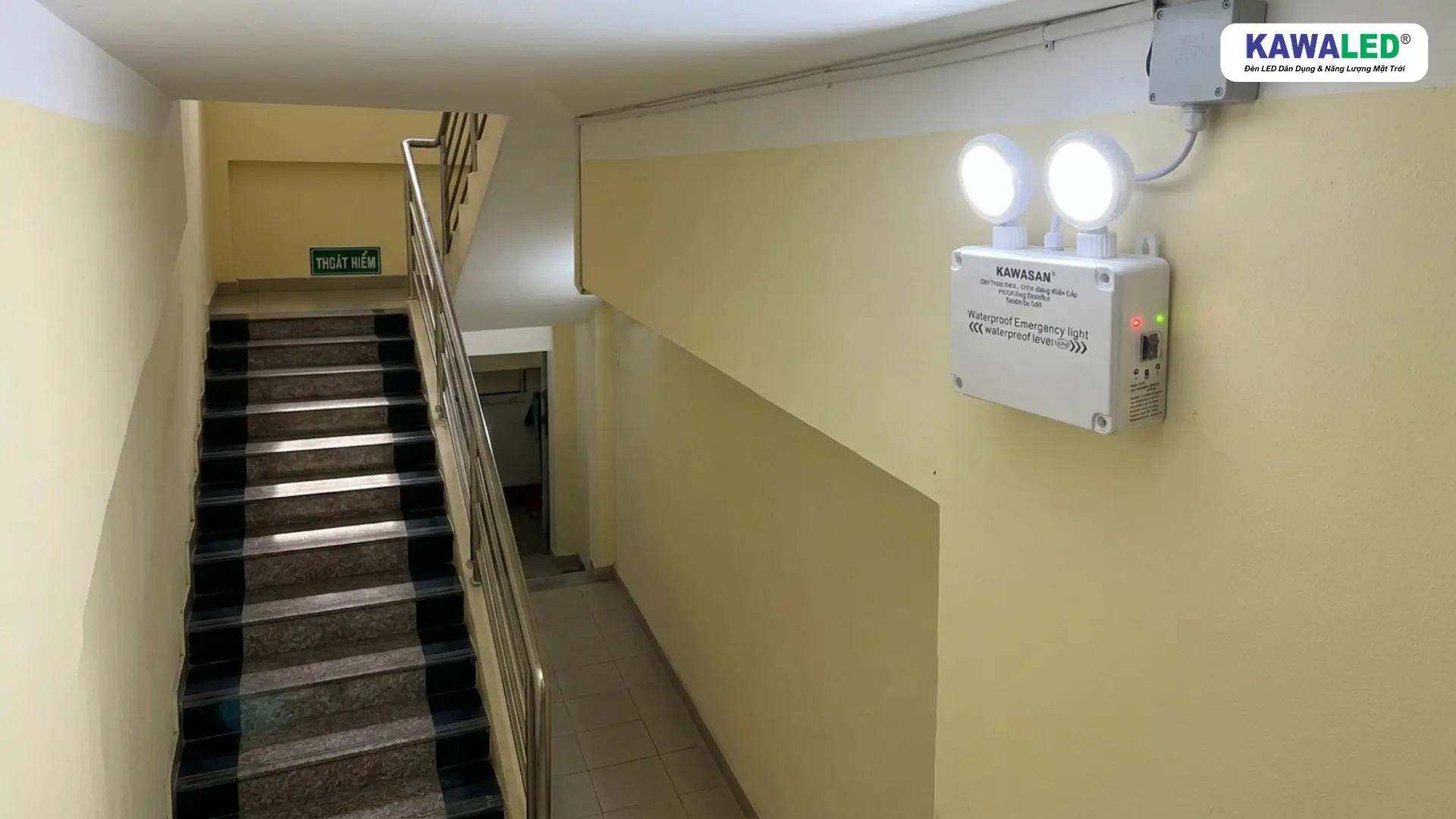 đèn chiếu sáng khẩn cấp Kawasan lắp tại cầu thang thoát hiểm