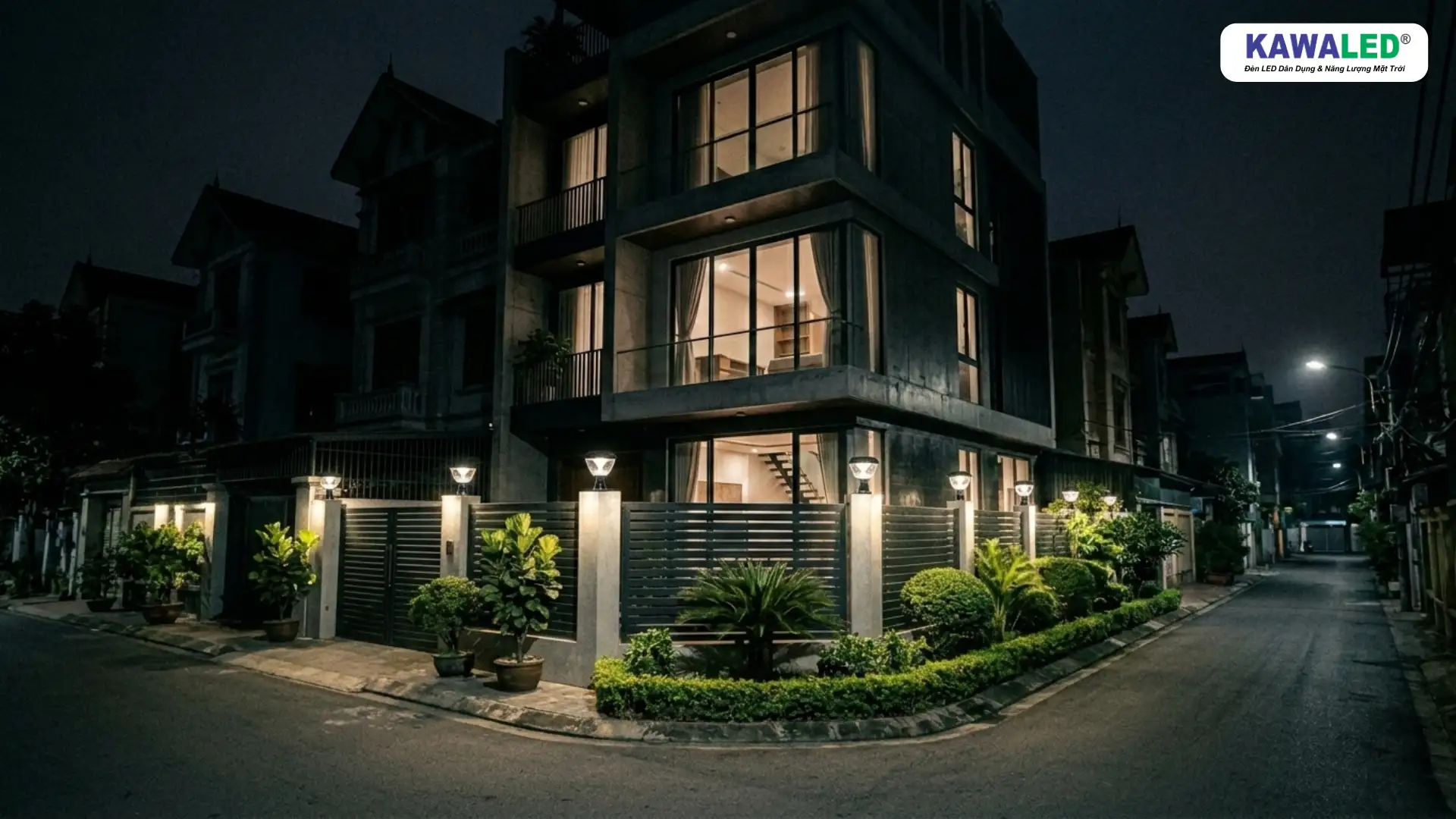 đèn năng lượng mặt trời hàng rào giúp không gian sáng đẹp ban đêm