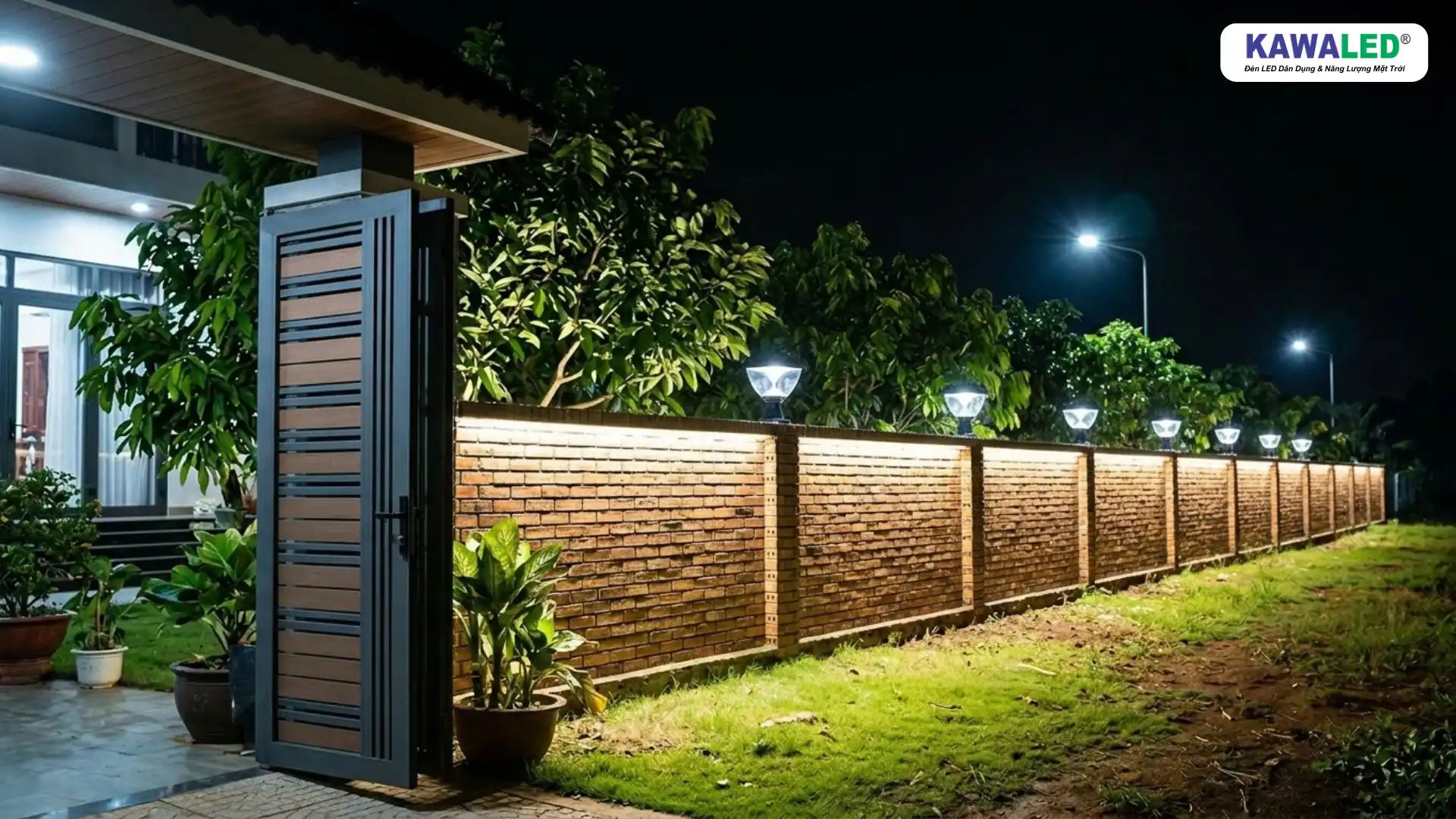 đèn trang trí hàng rào dài ánh sáng đều ngoài trời ban đêm