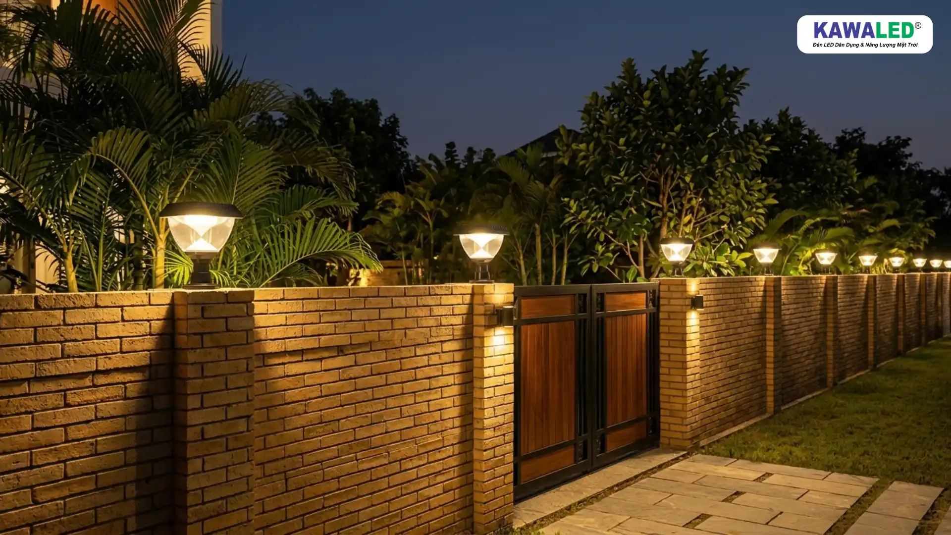 đèn trang trí hàng rào ánh sáng vàng ấm bố trí đều ngoài trời