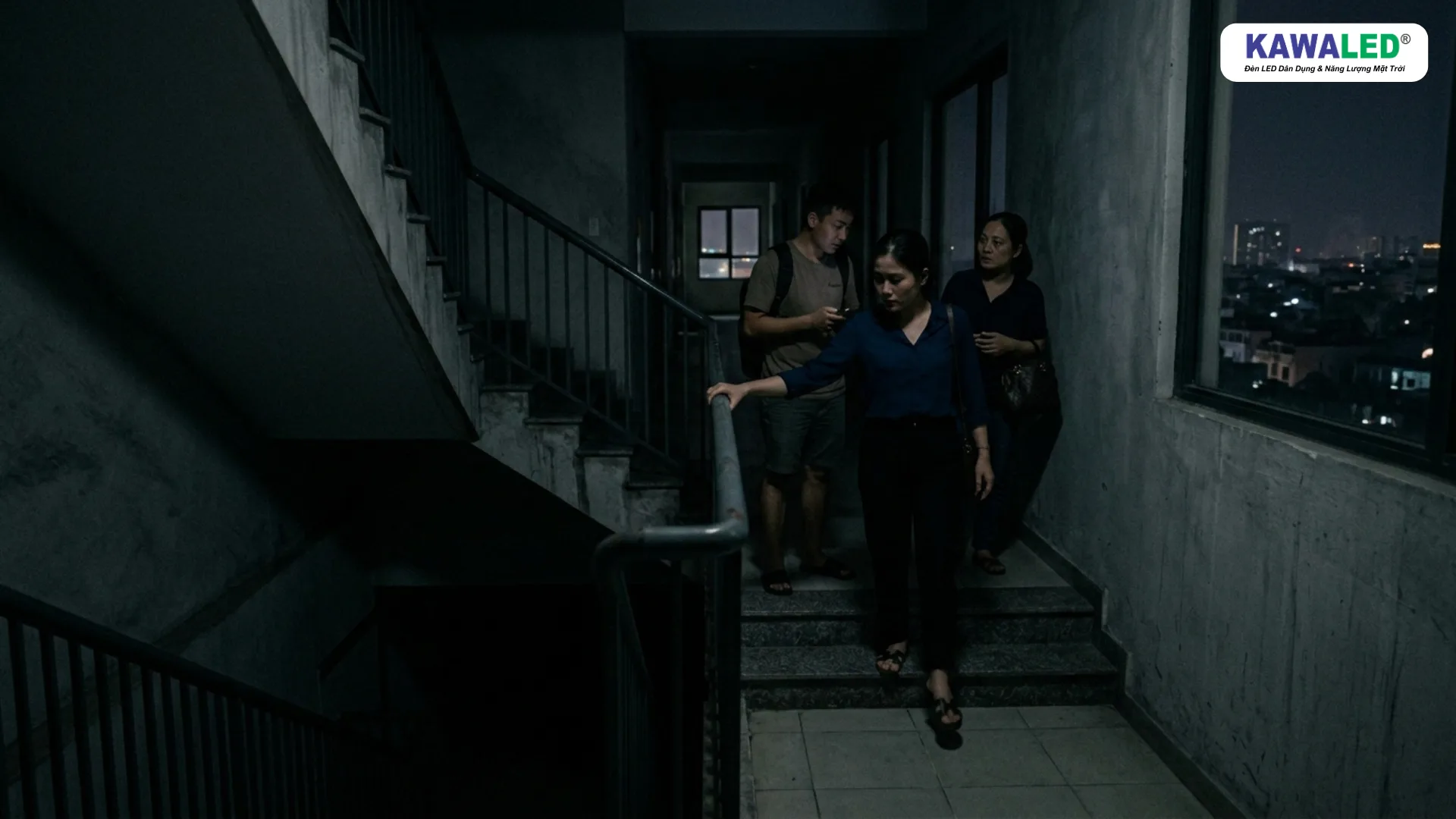 hành lang tối khi mất điện không có đèn khẩn cấp