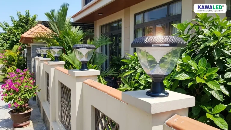 đèn trụ hàng rào năng lượng mặt trời SGC1 lắp trên trụ tường ban ngày