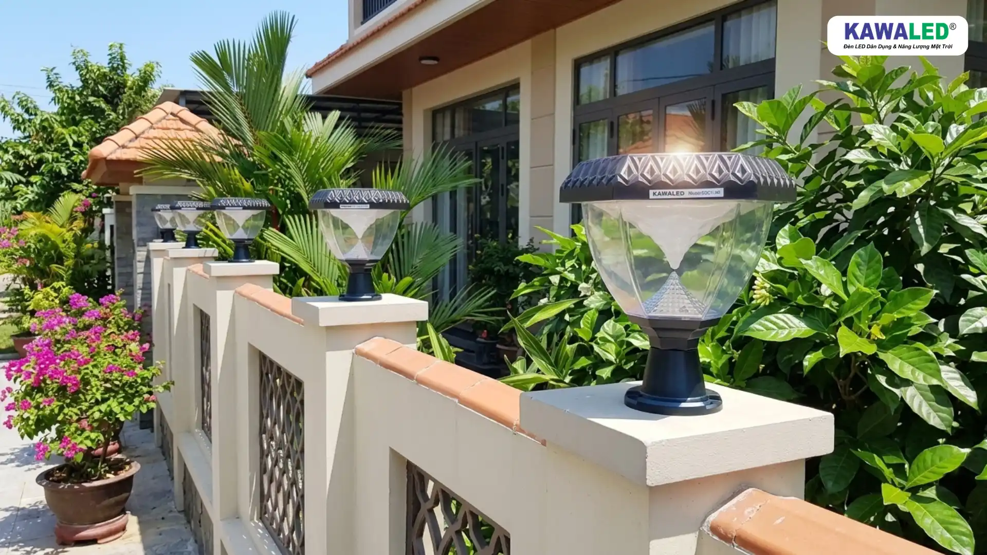 đèn trụ hàng rào năng lượng mặt trời SGC1 lắp trên trụ tường ban ngày