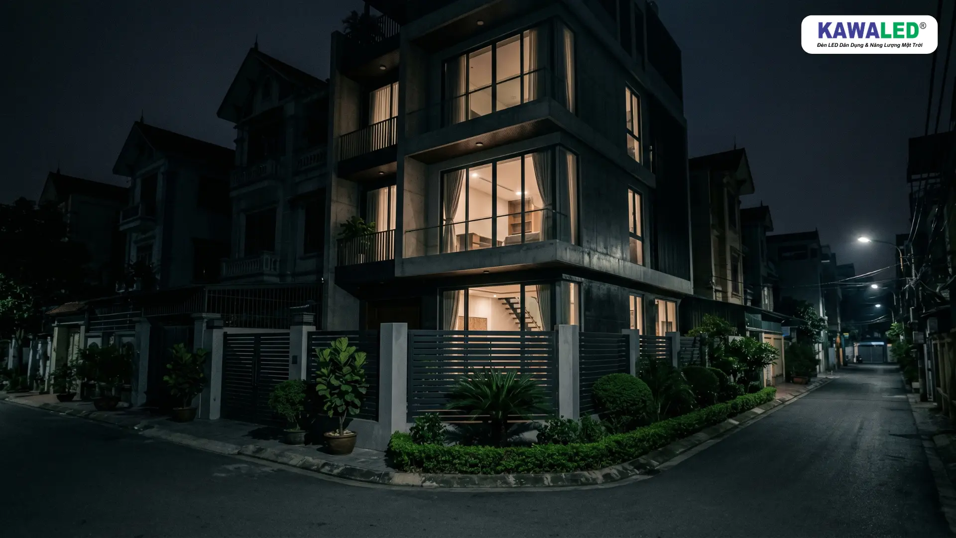 hàng rào nhà phố ban đêm chưa có đèn chiếu sáng ngoài trời