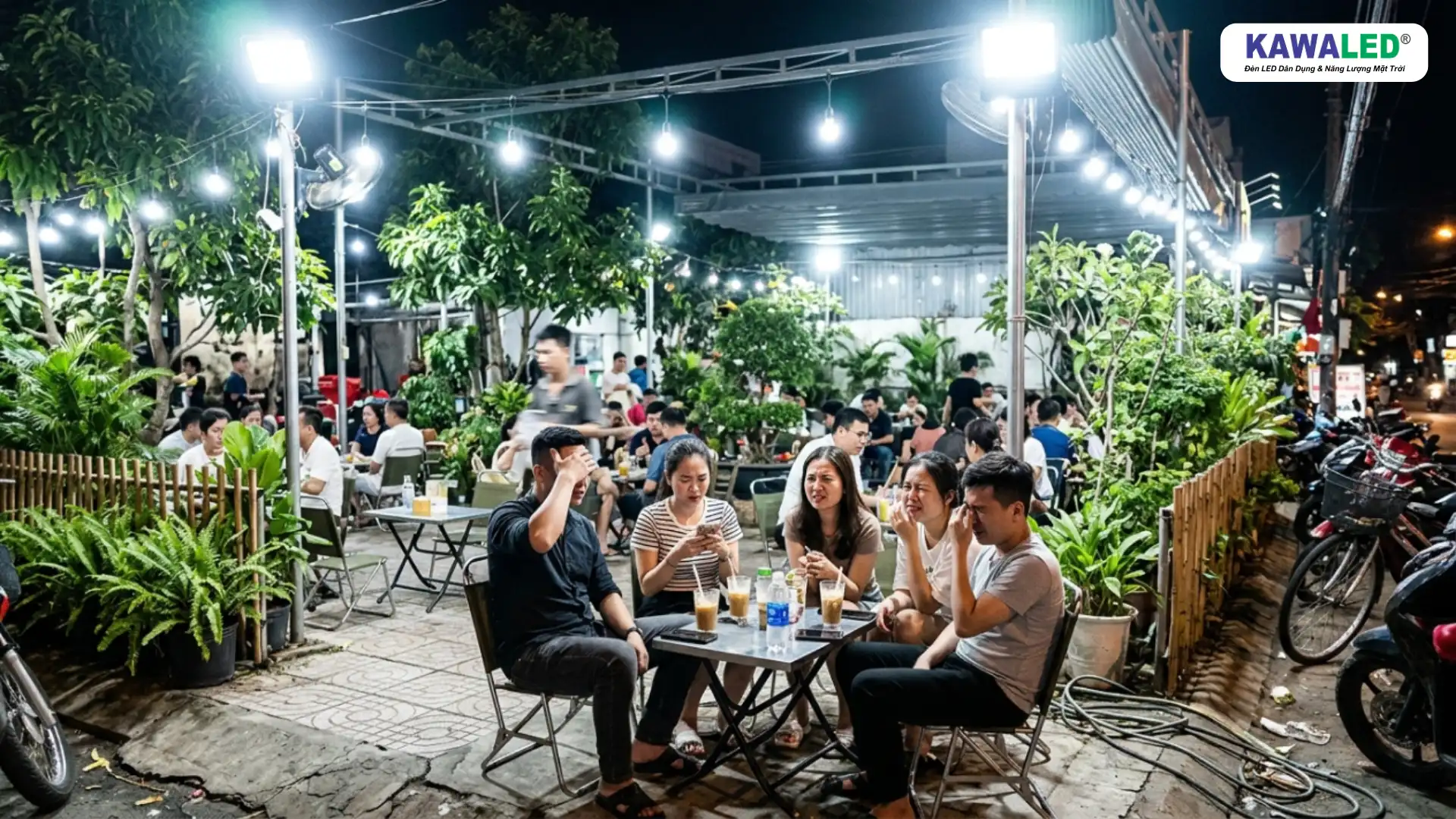 Quán café sân vườn dùng ánh sáng trắng quá mạnh gây chói mắt và thiếu cảm giác thư giãn