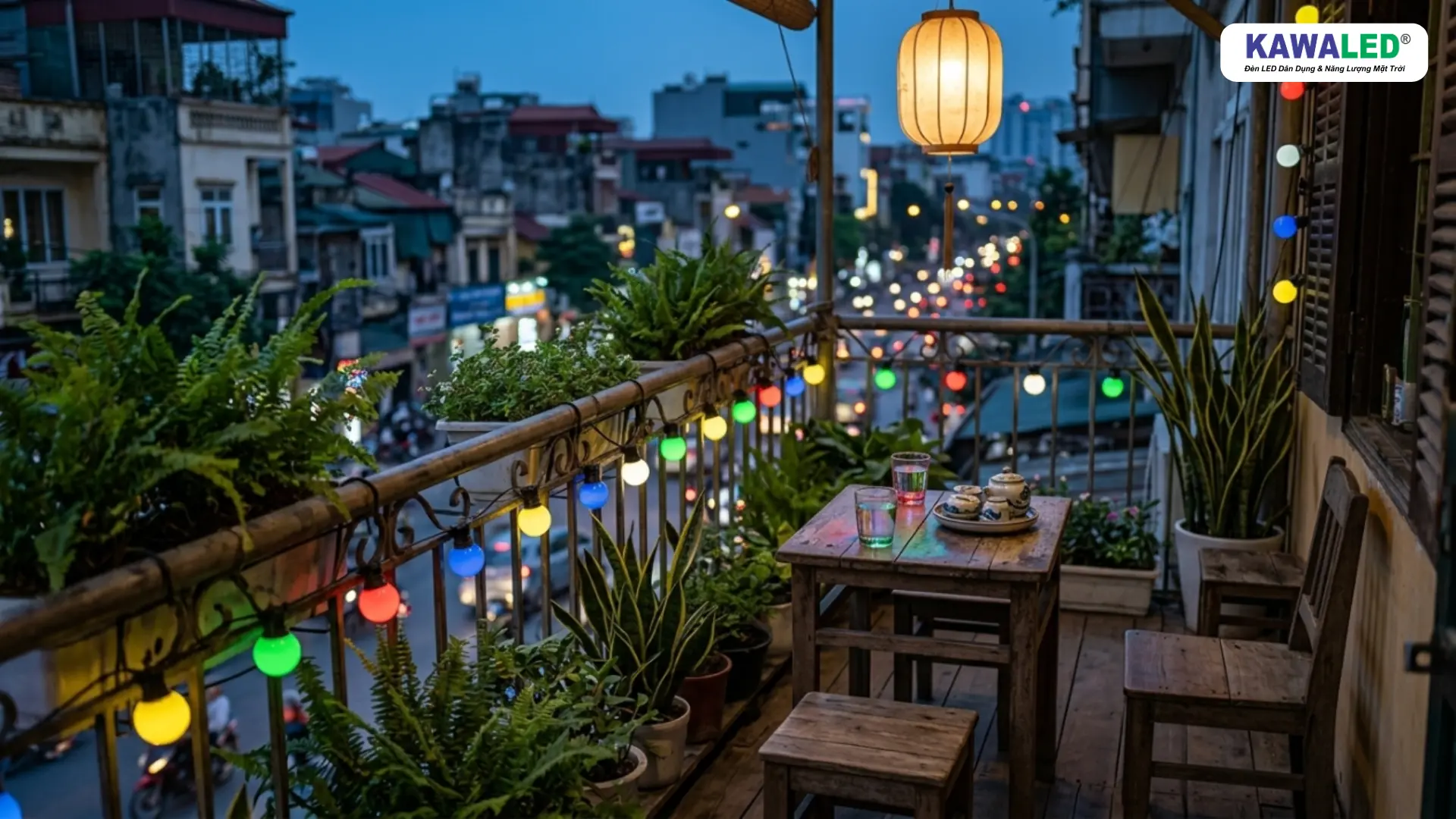 Ban công nhỏ decor bằng bóng đèn LED nhiều màu ngoài trời
