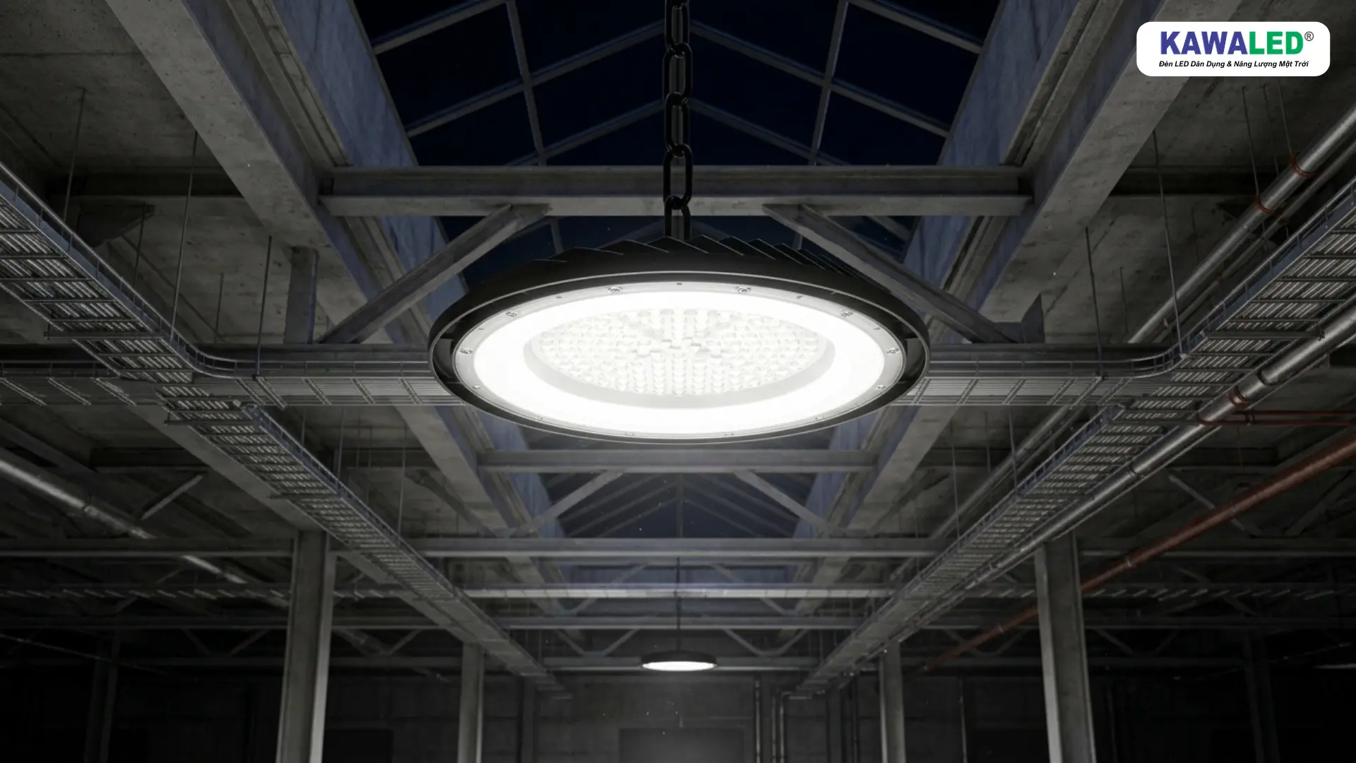 Đèn high bay LED treo trên trần nhà xưởng hiện đại