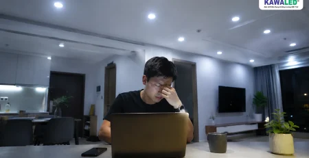 Đèn âm trần ánh sáng trắng quá gắt khiến người dùng mỏi mắt khi làm việc buổi tối